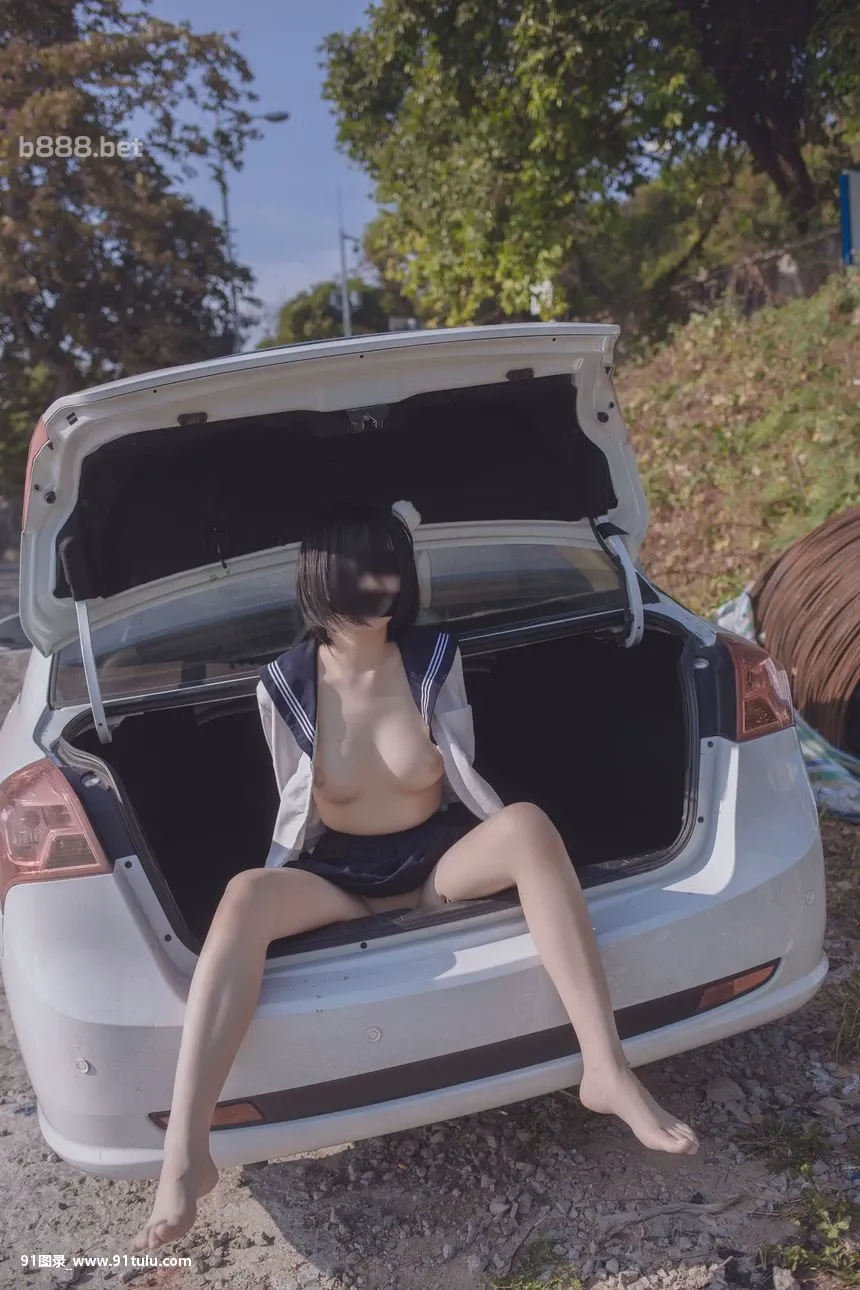   School Girl In Car Trunk [56P][李麗珍 露點]