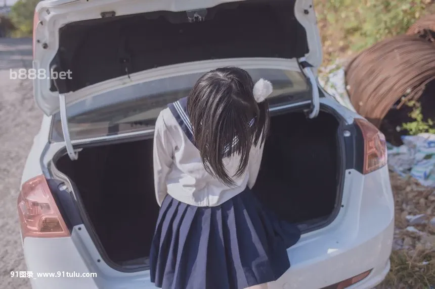   School Girl In Car Trunk [56P][李麗珍 露點]