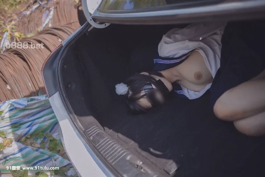   School Girl In Car Trunk [56P][李麗珍 露點]