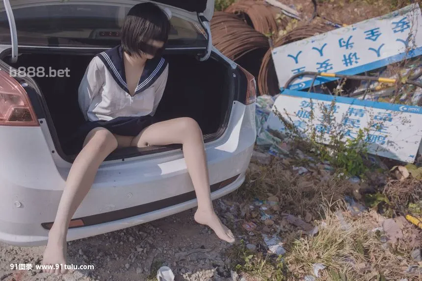   School Girl In Car Trunk [56P][李麗珍 露點]