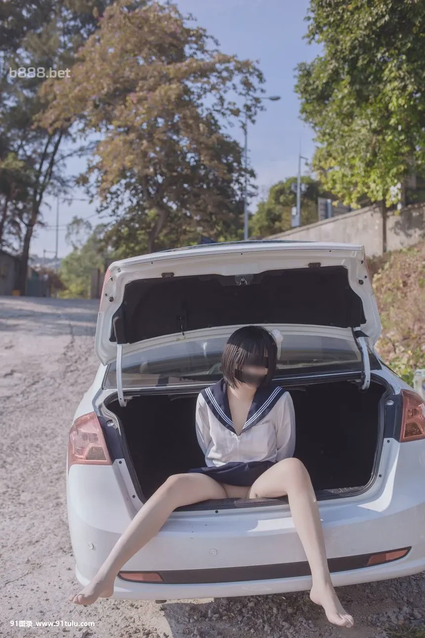   School Girl In Car Trunk [56P][李麗珍 露點]