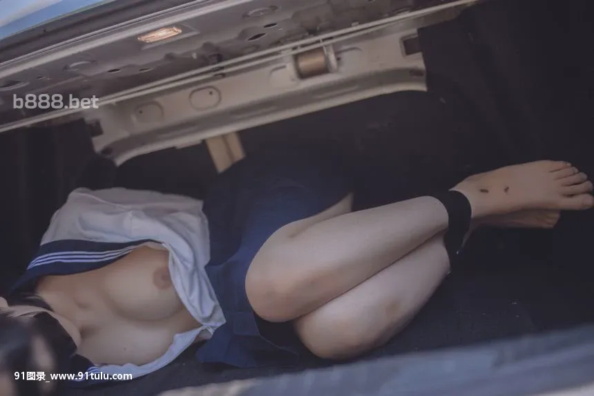   School Girl In Car Trunk [56P][李麗珍 露點]