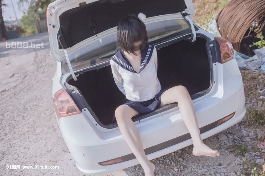   School Girl In Car Trunk [56P][李麗珍 露點]