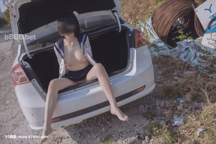   School Girl In Car Trunk [56P][李麗珍 露點]