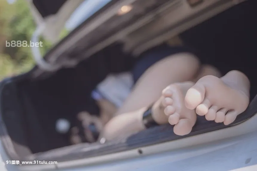   School Girl In Car Trunk [56P][李麗珍 露點]