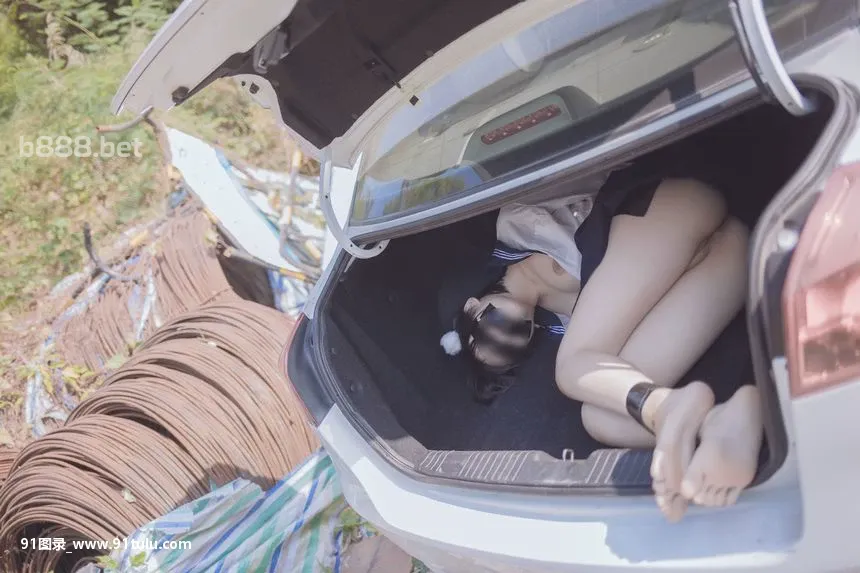   School Girl In Car Trunk [56P][李麗珍 露點]