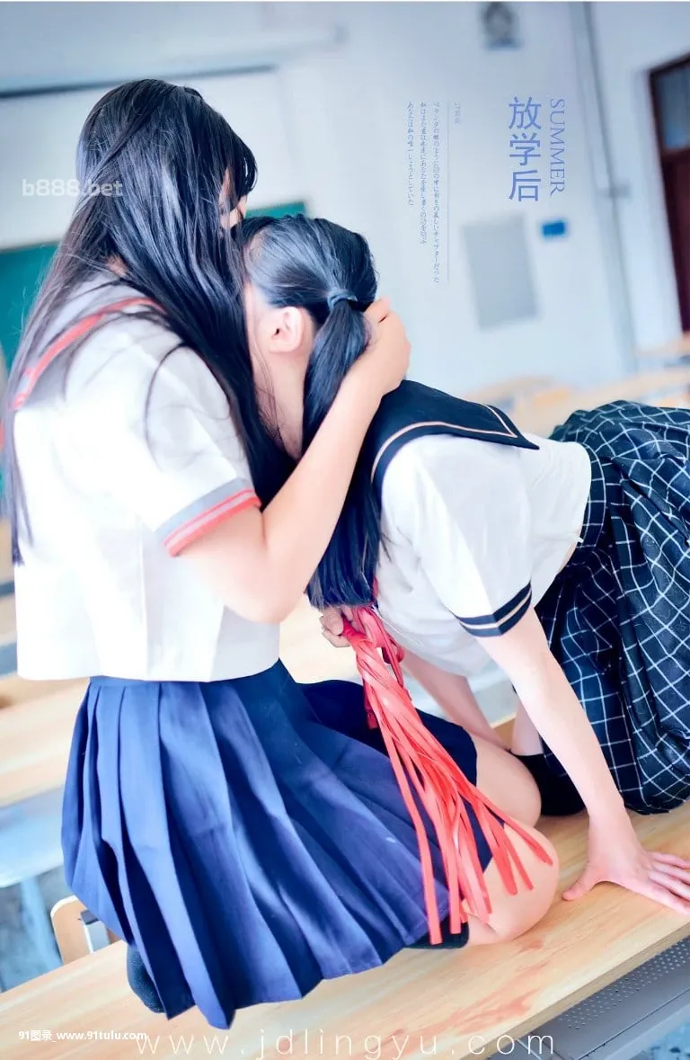 Two girls in school uniform [86P][ここ で 寫真 を 撮り ませ ん か 英語]