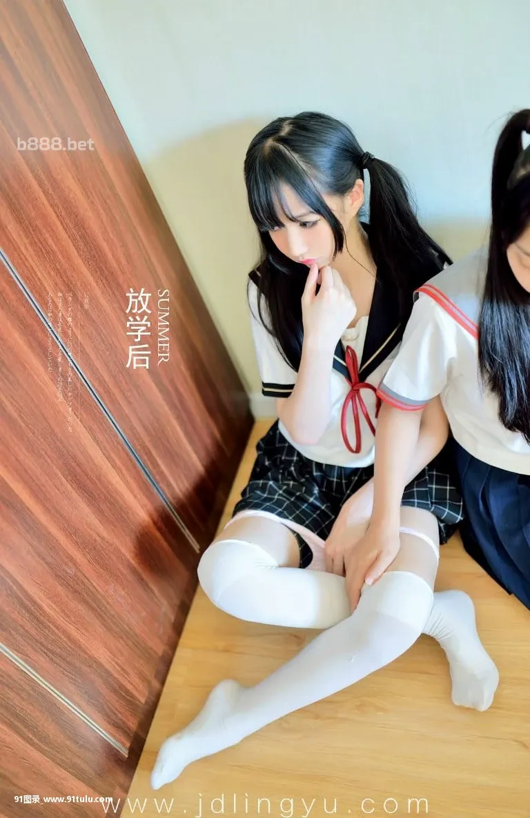 Two girls in school uniform [86P][ここ で 寫真 を 撮り ませ ん か 英語]