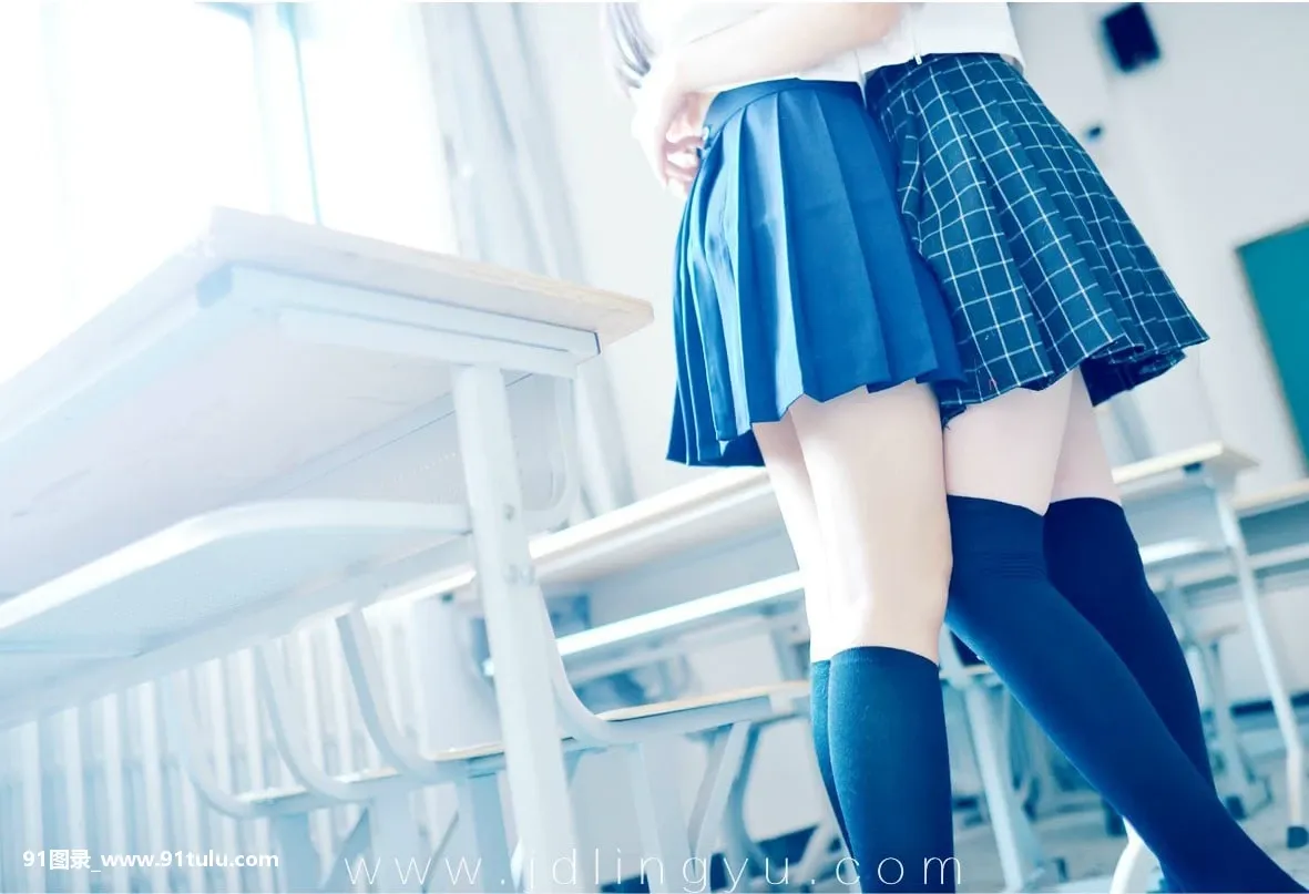 Two girls in school uniform [86P][ここ で 寫真 を 撮り ませ ん か 英語]