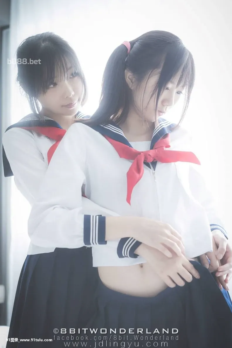 Two girls in school uniform [86P][ここ で 寫真 を 撮り ませ ん か 英語]