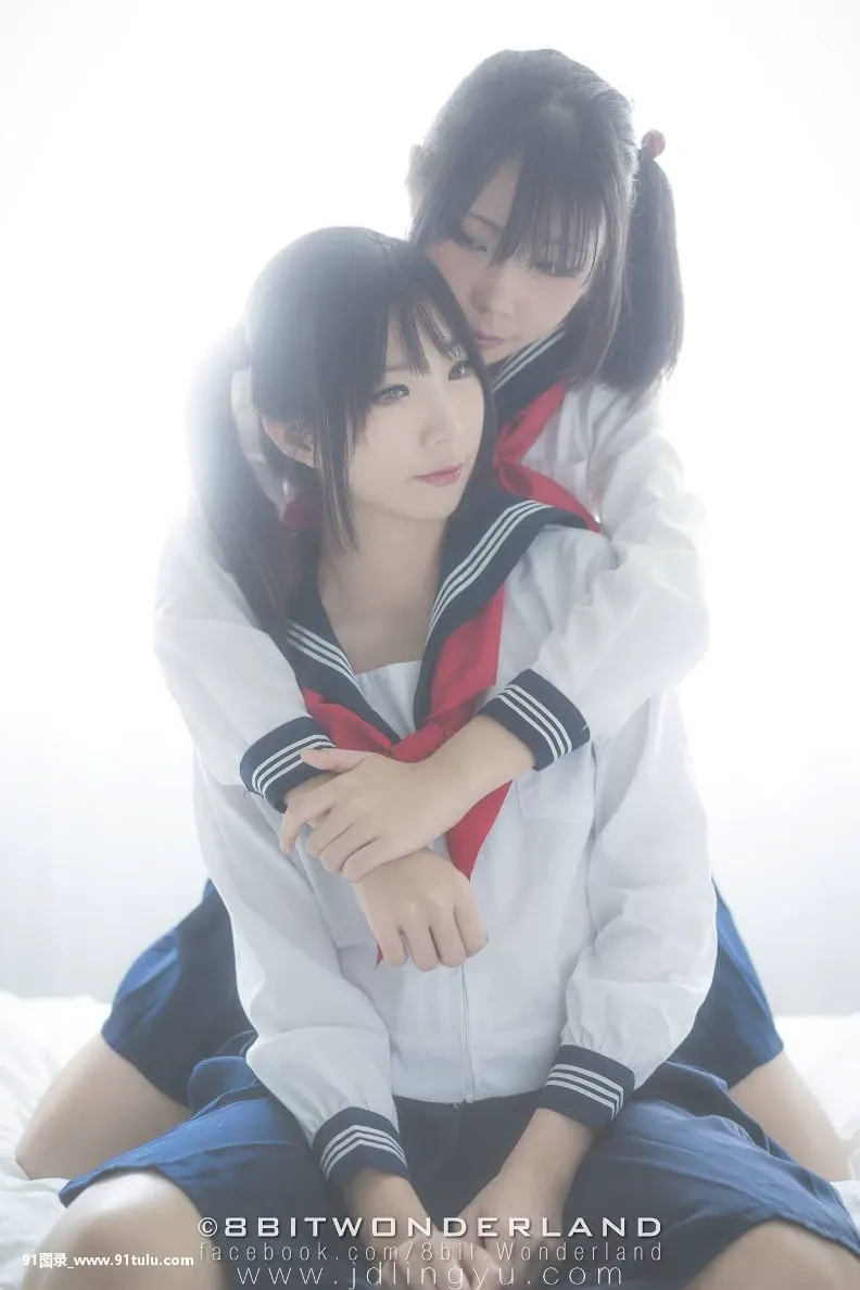 Two girls in school uniform [86P][ここ で 寫真 を 撮り ませ ん か 英語]