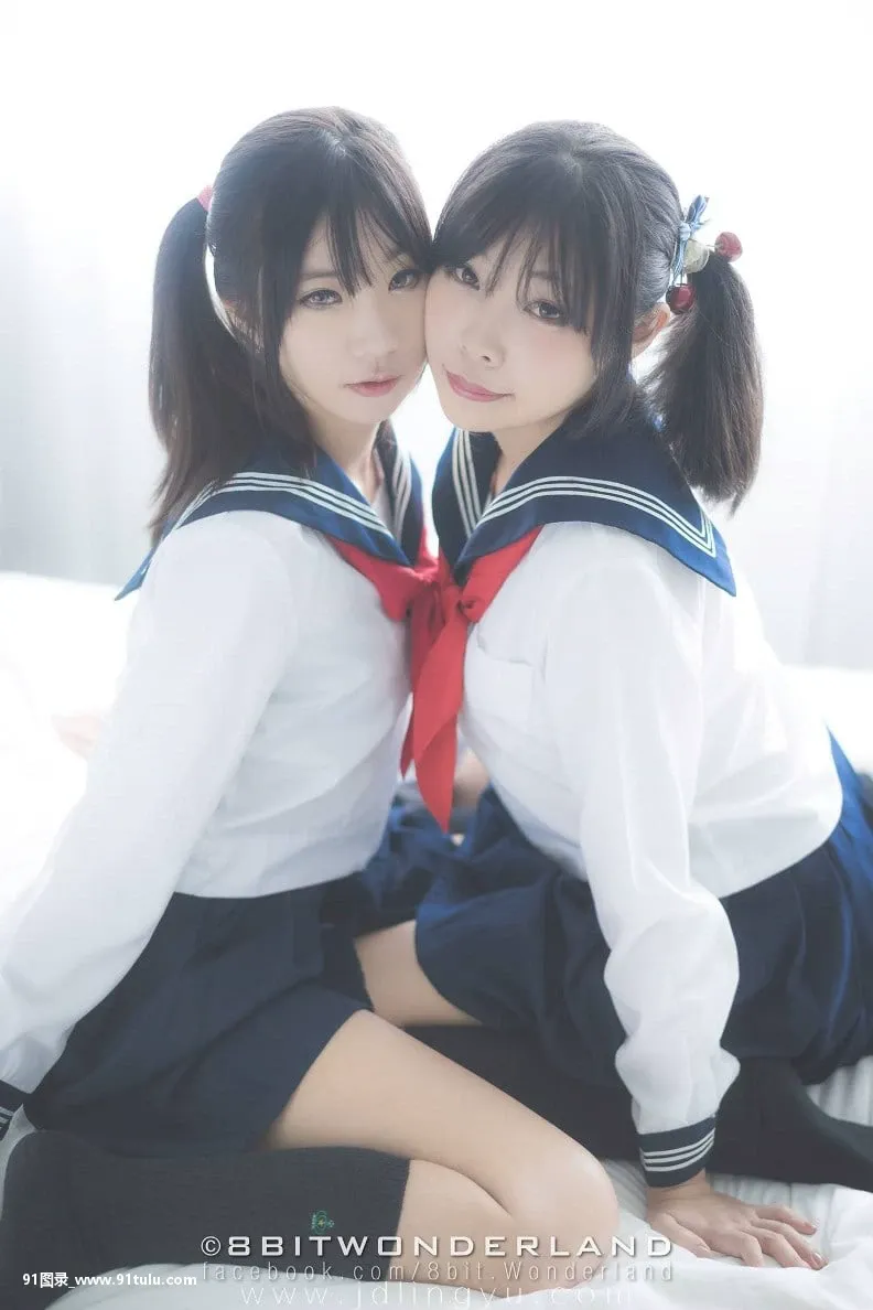 Two girls in school uniform [86P][ここ で 寫真 を 撮り ませ ん か 英語]