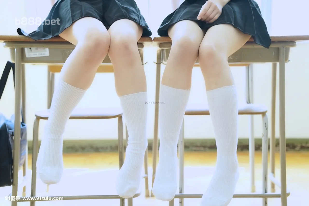 Two-girls-in-high-school-unifrom-[21P]girls,high,school,unifrom,21P