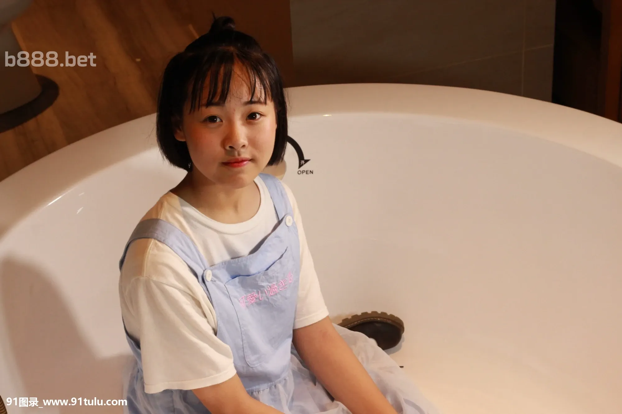 [美模玮玮]-Young-girl-in-bathtube-[89P]美模玮玮,Young,girl,bathtube,89P