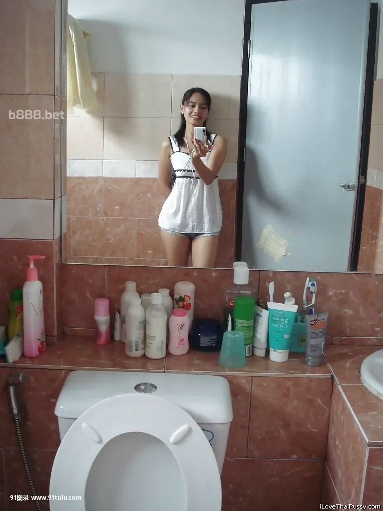 Petite Thai girl tales self shots before stripping naked in bathroom [15P][フェイス ブック 寫真 を アップロード できない]