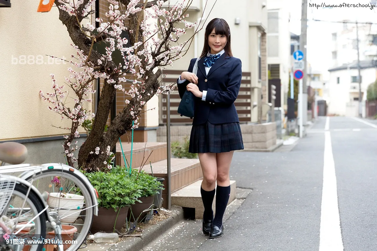 【亚洲色图】Japanese schoolgirl peels off her white cotton underwear in the classroom [15P][rogue 写真]-91图录