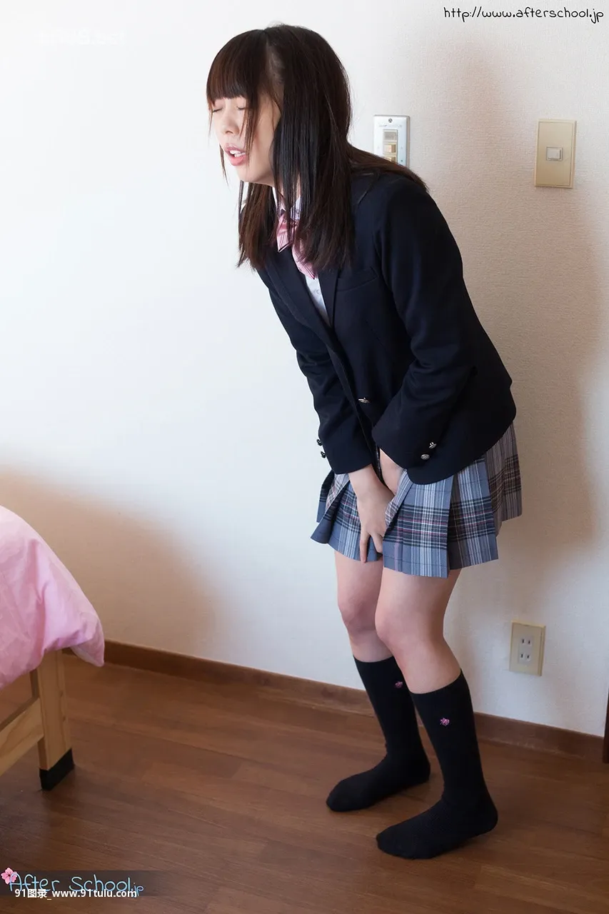 Super-horny-Asian-schoolgirl-hikes-her-uniform-to-use-two-vibrators-to-orgasm-[15P]Super,horny,Asian,schoolgirl,hikes,uniform,vibrators,orgasm,15P,Asia,Asian