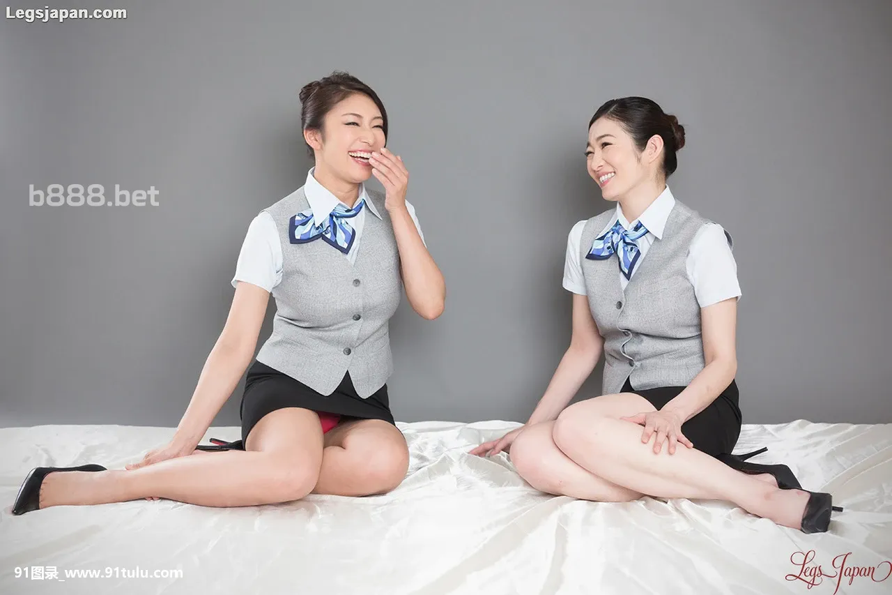 Clothed Japanese flight attendants suck on each others toes before hugging [15P][eos kiss 天體 寫真]